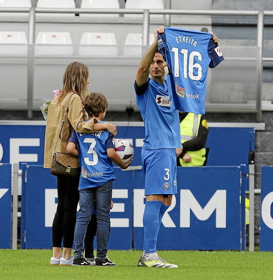 Etxeita recibió una camiseta conmemorativa.