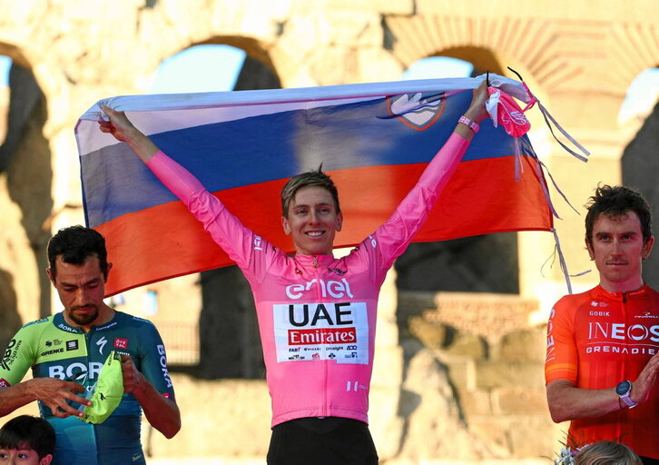 Tadej Pogacar, con la bandera eslovena en el podio junto a Daniel Felipe Martínez y Geraint Thomas, con sus 38 años.