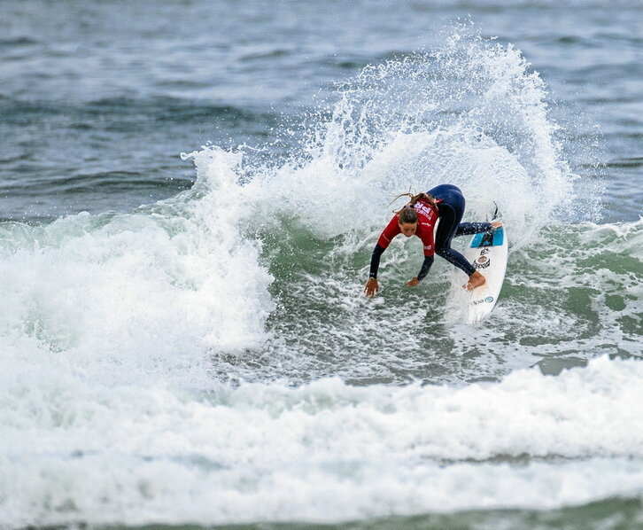 Annette Gonzalez Etxabarri, bizkarkako bira indartsua egiten.