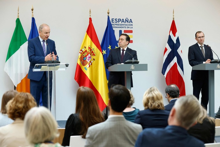 Los minsitros de Exteriores de la República de Irlanda, Estado español y Noruega, durante la comparecencia.