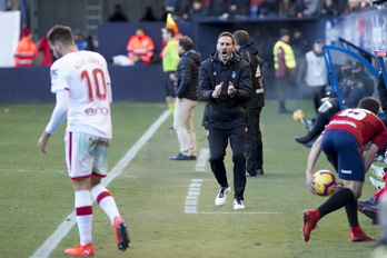 Vicente Moreno, en la banda del Sadar en un Osasuna-Mallorca en Segunda en 2019.