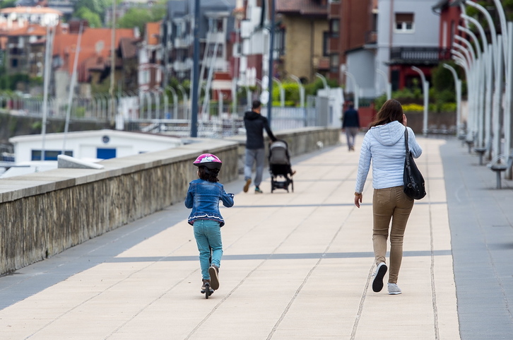 Familia bat pasiatzen, artxiboko irudian.