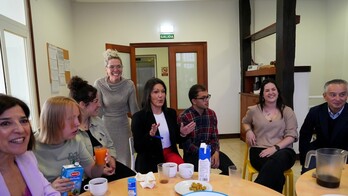 Oihane Agirregoitiak, Europako Hauteskundeetarako EAJ-renzerrendaburu jeltzaleak, Donostiako Zubi Etxe zentroa bisitatu du gaur goizean.