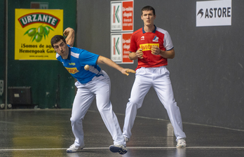 Aitor Aranguren, Binakako txapelketako partida batean pilota astintzen.