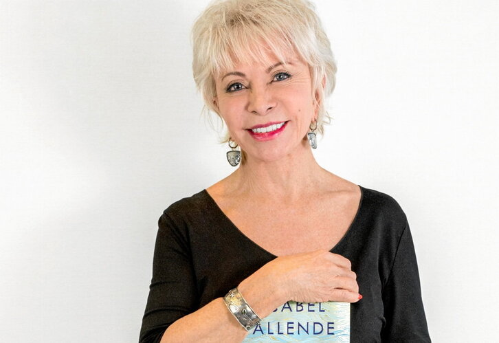 La escritora chilena Isabel Allende presentó ayer su primer libro infantil.