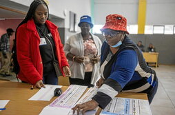 Funcionarias de la Comisión Electoral Independiente preparan papeletas para el voto anticipado en Johannesburgo.