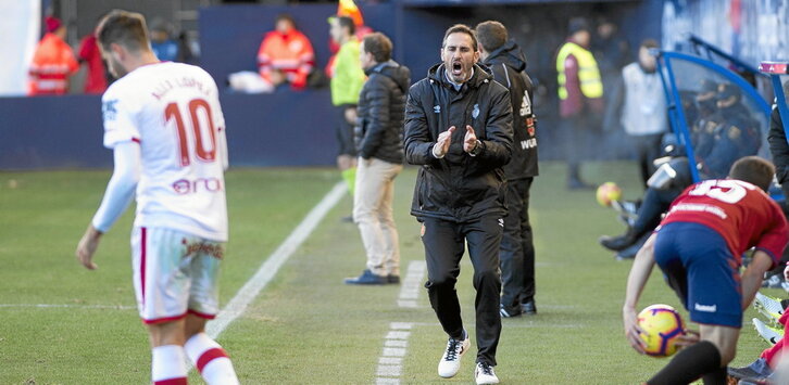 Vicente Moreno arenga a uno de sus jugadores durante un partido entre Osasuna y Mallorca.