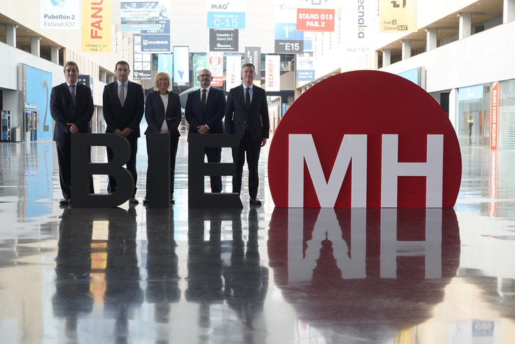 Organizadorez de la Bienal Internacional de Máquina Herramienta posan ante de la presentación.