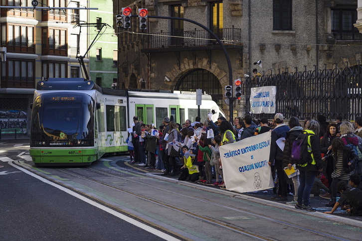 Protesta anterior de la comunidad escolar de Alde Zaharra y Atxuri.
