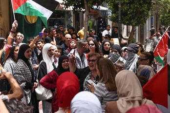 Mujeres palestinas denuncian en Ramallah (Cisjordania) los bombardeos israelíes contra Rafah (Gaza).