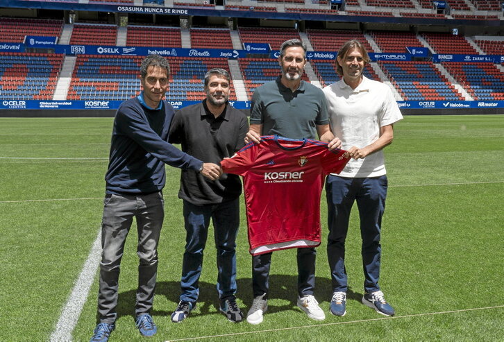 Vicente Moreno posa junto a su cuerpo técnico en el césped de El Sadar.