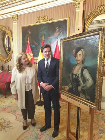 La alcaldesa de Burgos y el representante de la familia, con el cuadro devuelto.