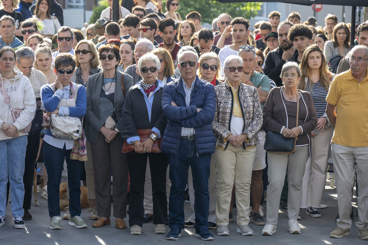 Vecinos de todas las edades han compartido su dolor por lo ocurrido.