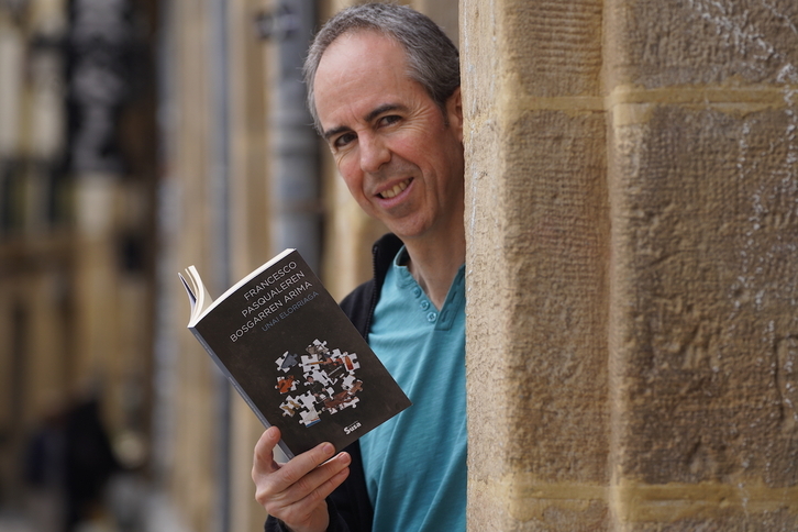 Unai Elorriaga, ‘Francesco Pasqualeren bosgarren arima’ liburua aurkezten.