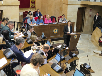 Elixabete Etxanobe, en un momento de su respuesta a la interpelación de EH Bildu.