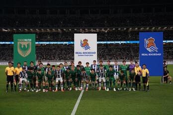 Los jugadores de la Real y Tokyo Verdy posan antes del encuentro.