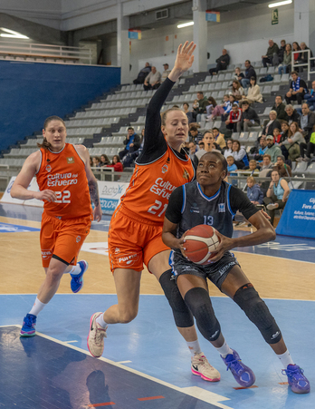 Iris Mbulito ha defendido la camiseta de IDK Euskotren en los recientes play-offs de la Liga Femenina Endesa.
