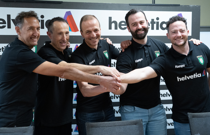 Quique Domínguez ha estado acompañado de su cuerpo técnico para valorar la campaña 2023-24.