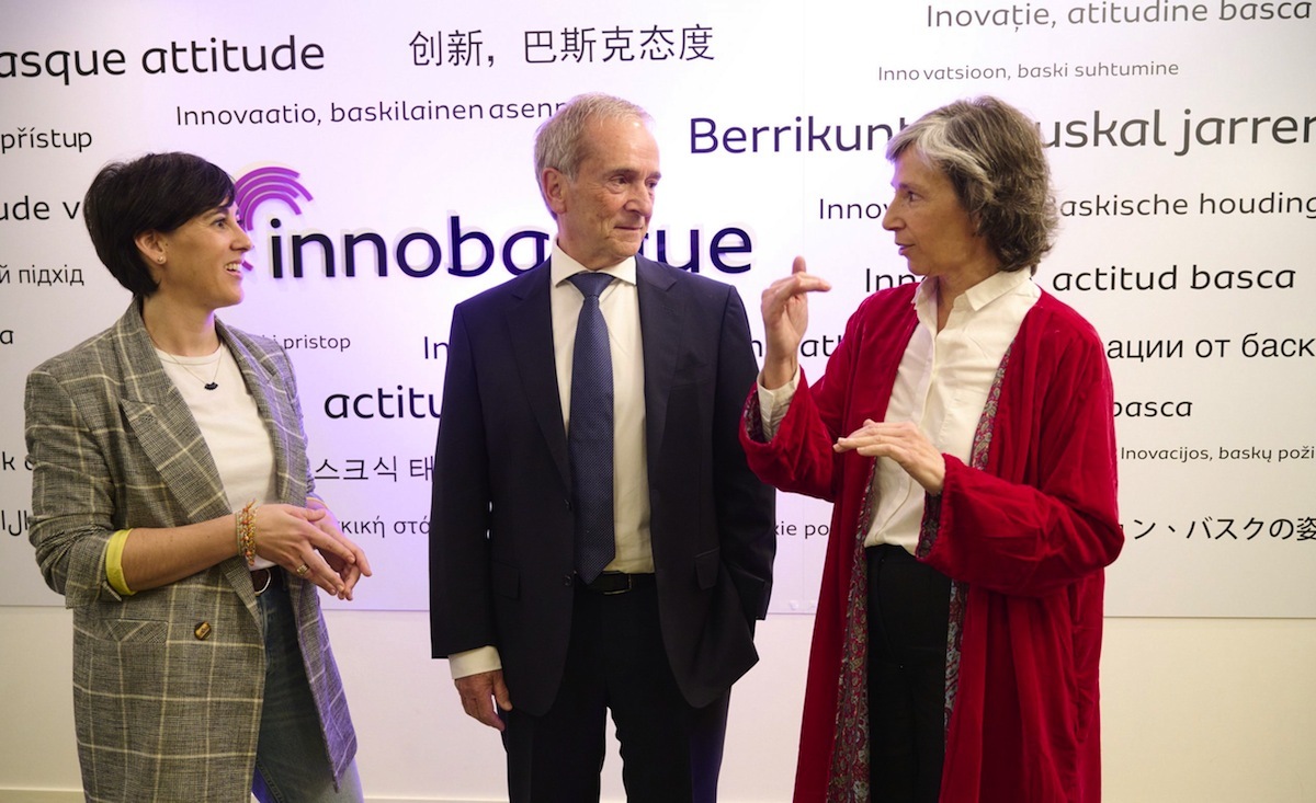 Manuel Salaverriarekin hizketan, Lola Elejalde eta Oihana Blanco, txostenaren egileak. (INNOBASQUE)