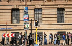 Ciudadanos sudafricanos esperan para votar en el exterior del Ayuntamiento de Johannesburgo.