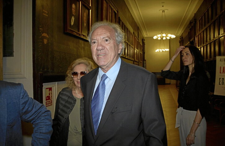 El exministro José Barrionuevo presentó el 20 de septiembre de 2023 su libro «La rosa y las espinas» en Madrid.