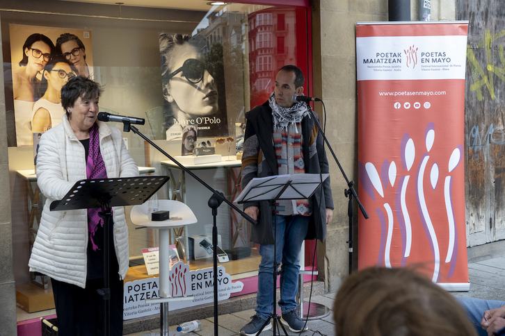 Edu Zelaieta eta Itziar Rekalde Gasteizko Mendia optikaren parean, irakurketa «optiko-poetikoan»