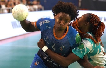 Mariane Fernandez arrolla con su fuerza a Danila So Delgado.