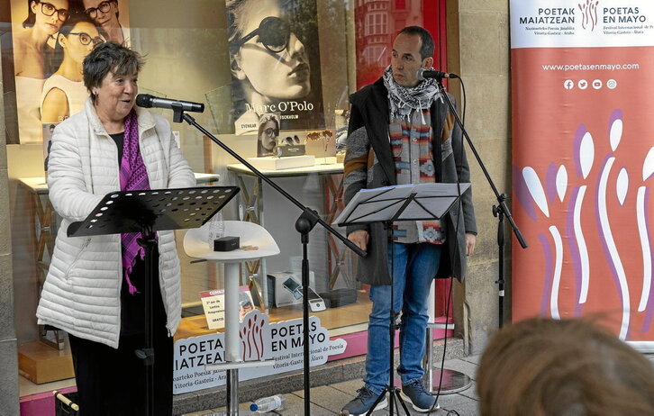 Edu Zelaieta eta Itziar Rekalde, Gasteizko Mendia optikan egin zuten irakurketa optiko-poetikoan.
