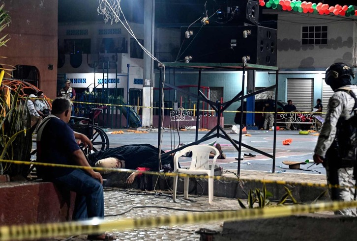 Guardias nacionales, en el lugar donde todavía yace el cuerpo del candidato municipal Alfredo Cabrera. 