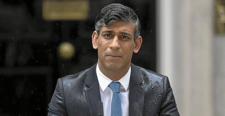 Rishi Sunak lehen ministroa, euritan blai.