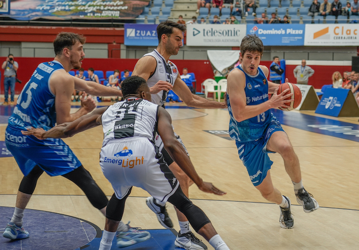 Ander Martínez penetra a canasta en una acción del cuarto partido.