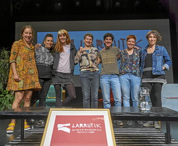 Hernaniko Biteri Kultur Etxeko bi irudi, solasaldia hasi aitzinekoa bata eta solasaldikoa bertzea.