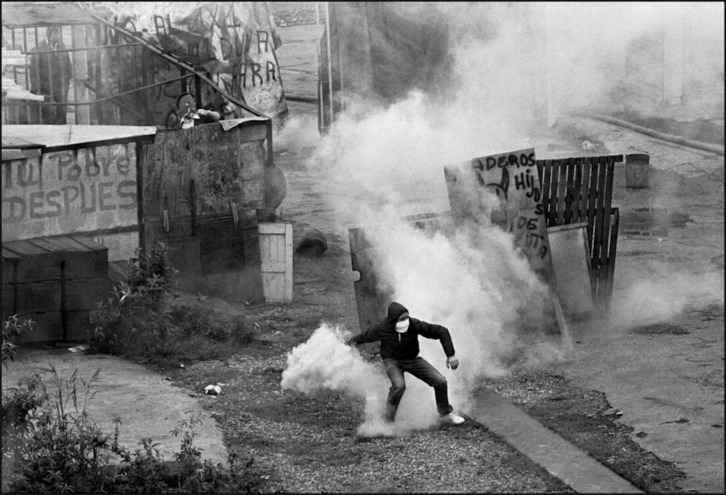 Euskaldunako langileek eutsi egin diete 1988ko apirilean Poliziak egindako eraso-saiakerei lantegiaren barruan.