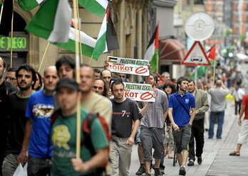 Cadena humana en Bilbo, el 4 de junio de 2010, para protestar por la matanza israelí durante el abordaje a la Flotilla de la Libertad cuando se dirigía a la Franja de Gaza.