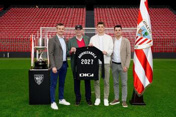 Julen Agirrezabala eta Jon Uriarte Athleticeko presidentea, atezainaren kontratuaren berritzea iragartzeko atera duten argazkian. 