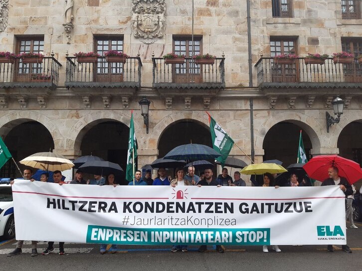 ELAk atzo Bergaran egin zuen elkarretaratzea, bertan izan zen lan istripua salatzeko.