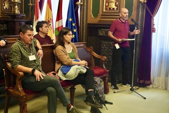 Un representante vecinal defendiendo la iniciativa para frenar la concentración de pisos turísticos.