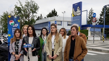 Oihane Agirregoitia ha comparecido ante la planta de Michelin en Gasteiz.