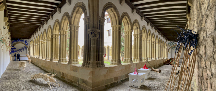 Zura, kolorea eta basoa, Jose Angel Lasaren lanetan eta klaustroari egokituta.