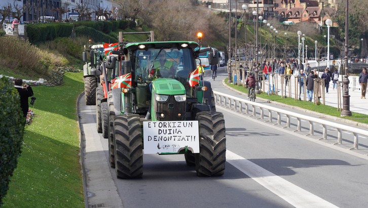 Imagen de una movilización de agricultores en Donostia recientemente.