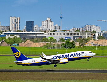 Ryanair es una de las compañías multadas por cobrar el equipaje de mano.
