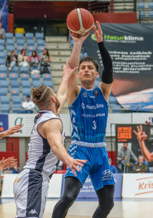 Alex Barcello ha tenido en su mano el triple para forzar la prórroga.