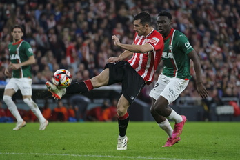 Dani Vivian amplía su contrato con el Athletic hasta 2032.