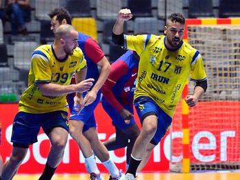 Rodrigo Salinas celebra un gol junto a Asier Nieto, MVP del partido.