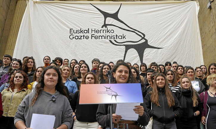 Errenteriako herriko plazan egin zuten feminista gazteek agerraldia, atzo.