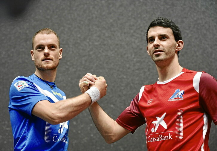 Unai Laso eta Jokin Altuna elkarri eskua emanda, asteazkeneko material aukeraketan.