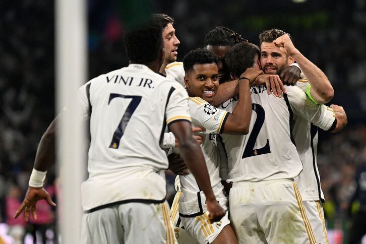 Los jugadores merengues abrazan a Carvajal, autor del primer gol madridista.