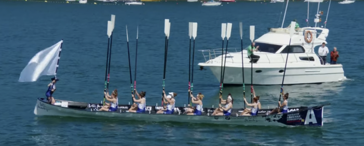 Arraun Lagunakeko emakumeak, arraunak gora Gipuzkoako banderarekin.