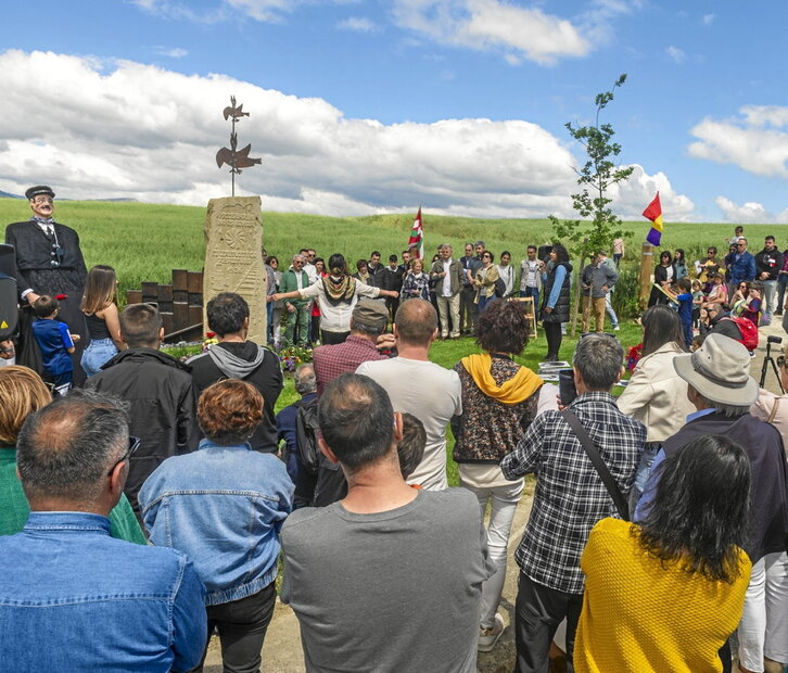 Acto en el memorial de la fosa de los ferroviarios en Paternain.