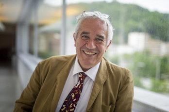 El doctor José Alcamí, en un acto en Bilbo.